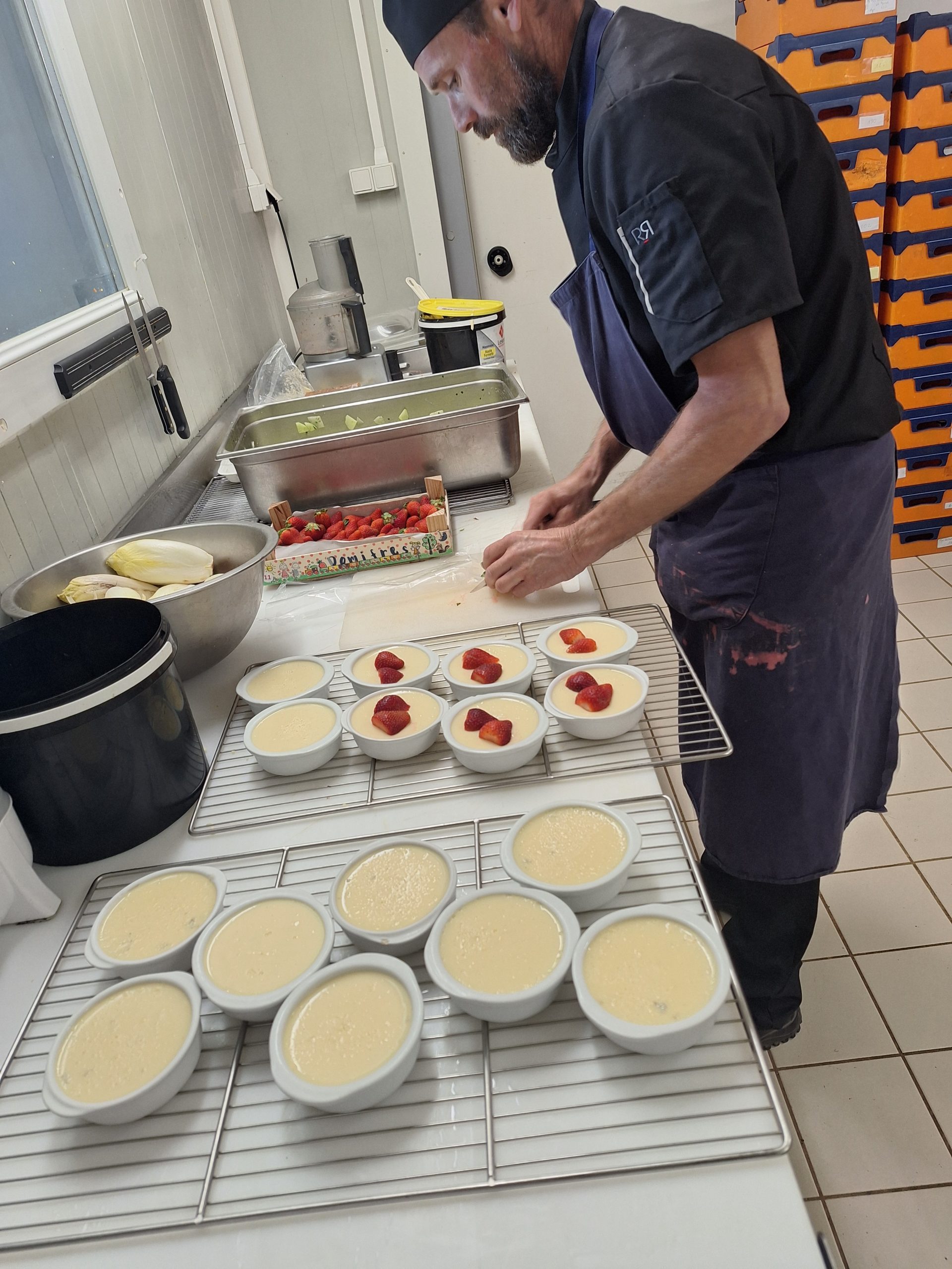 Préparation des desserts par le pâtissier.