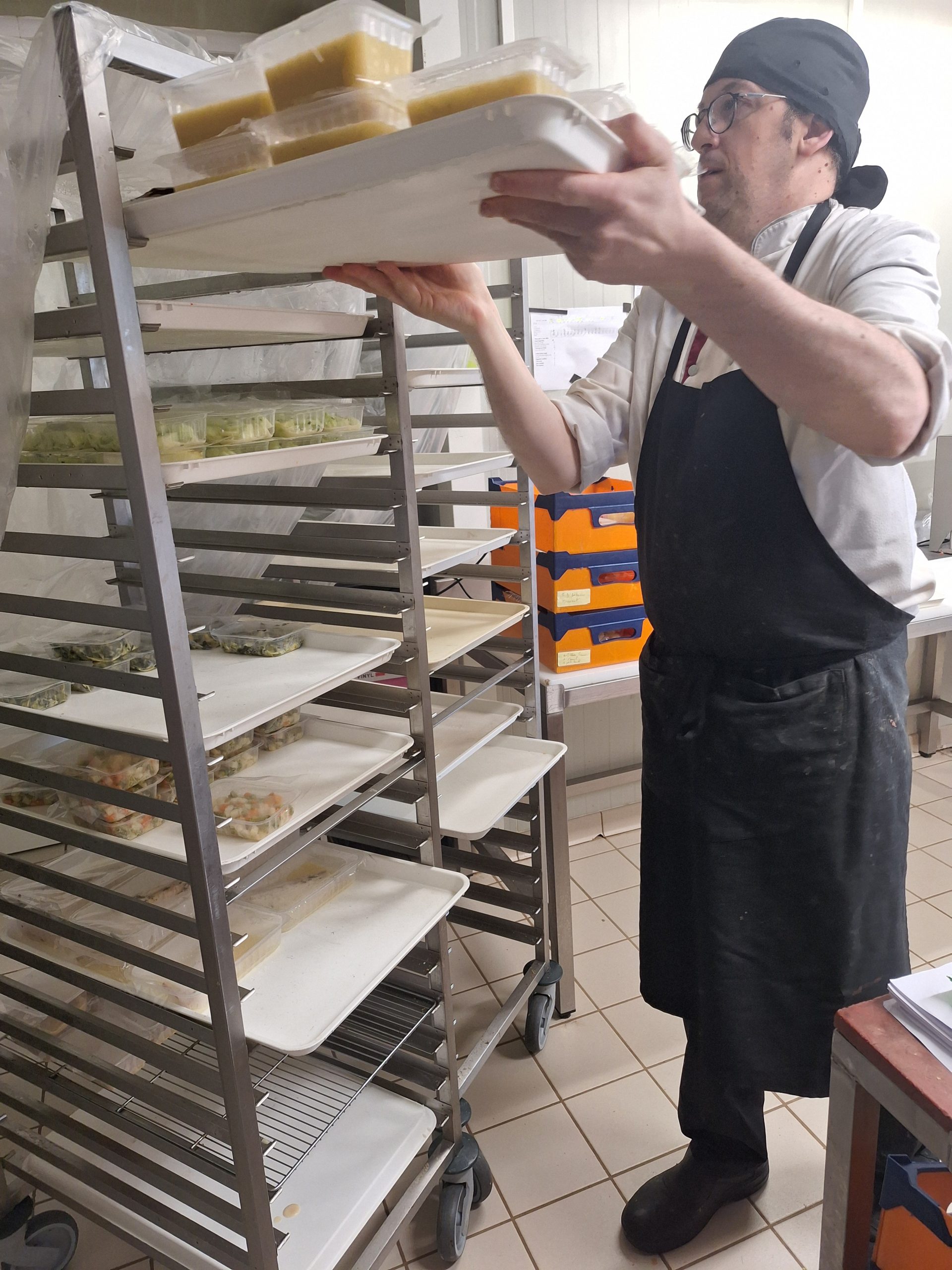 Le conditionnement des produits avant de les mettre en plateau pour la livraison