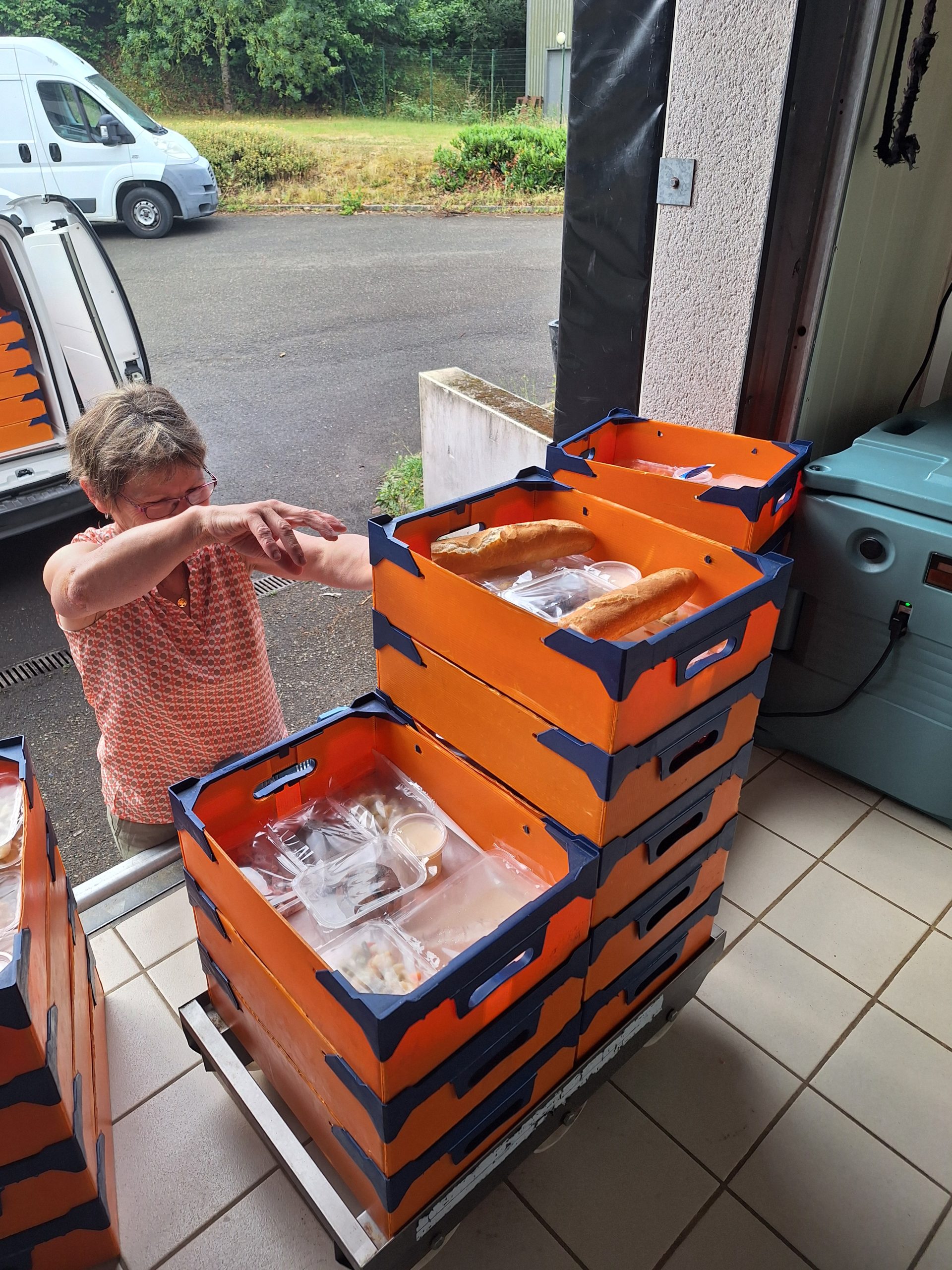 Chargement des plateaux repas avant la livraison.