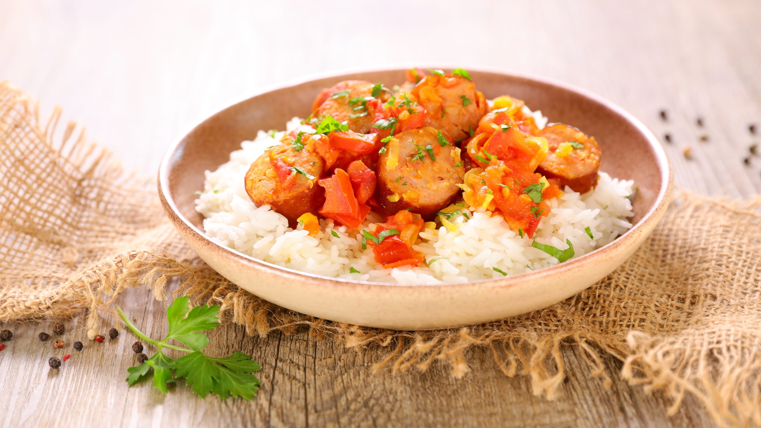 Nous vous proposons des plats uniques tels que le Rougail Saucisse.